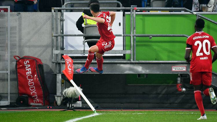  Shinta Appelkamp fliegt nach dem 2:0 für Düsseldorf hoch. 