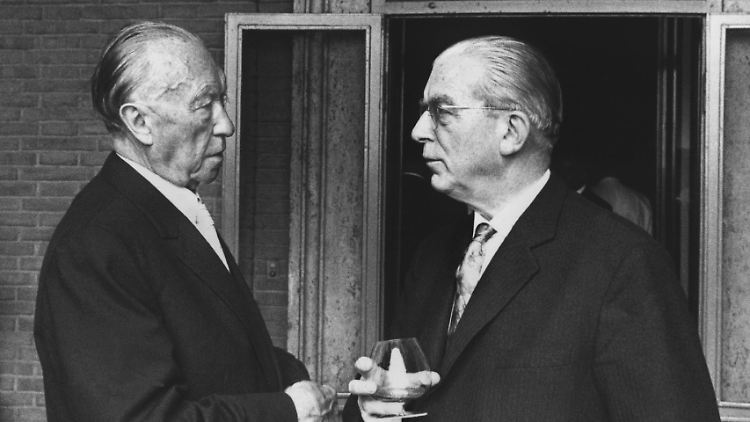 Konrad Adenauer mit seinem umstrittenen Staatssekretär Hans Globke. Der Jurist war während der NS-Zeit Kommentator der "Nürnberger Rassegesetze".