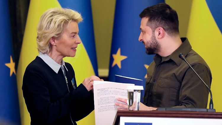 Von der Leyen und Selenskyj bei ihrem Treffen in der ukrainischen Hauptstadt Kiew.