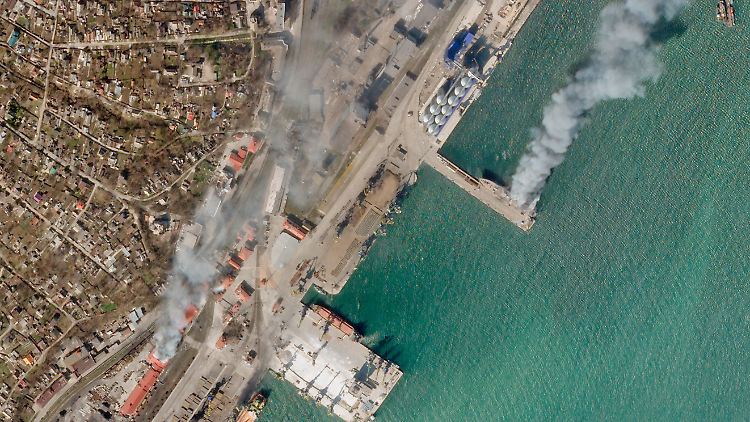 Dieses am 6. März 2022 von Planet Labs PBC herausgegebene Satellitenfoto zeigt ein brennendes ukrainisches Marineschiff sowie ein brennendes nahe gelegenes Gebäude in der belagerten Stadt Mariupol.