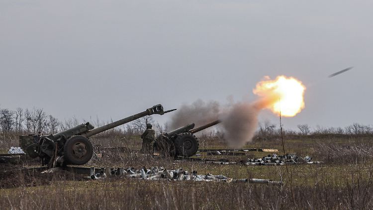 Artilleriegeschütze prorussischer Separatisten im Donbass. 