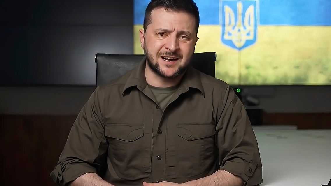 Dieses Foto vom Pressebüro des ukrainischen Präsidenten zeigt Wolodymyr Selenskyj während einer Videobotschaft.