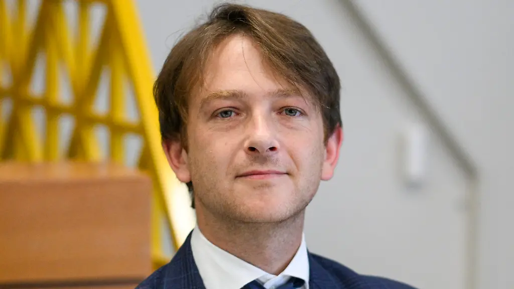 a16b8a0ae5dae4bbd7cb64a18596465d