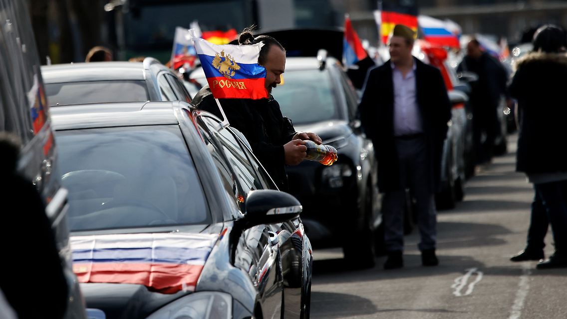 Etwa 900 Menschen nahmen am vergangenen Sonntag an einem pro-russischen Autokorso in Berlin teil.