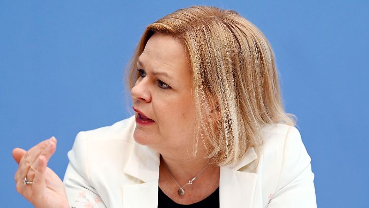 Auch Faeser spricht, wie Kanzler Scholz, von einer "Zeitenwende".