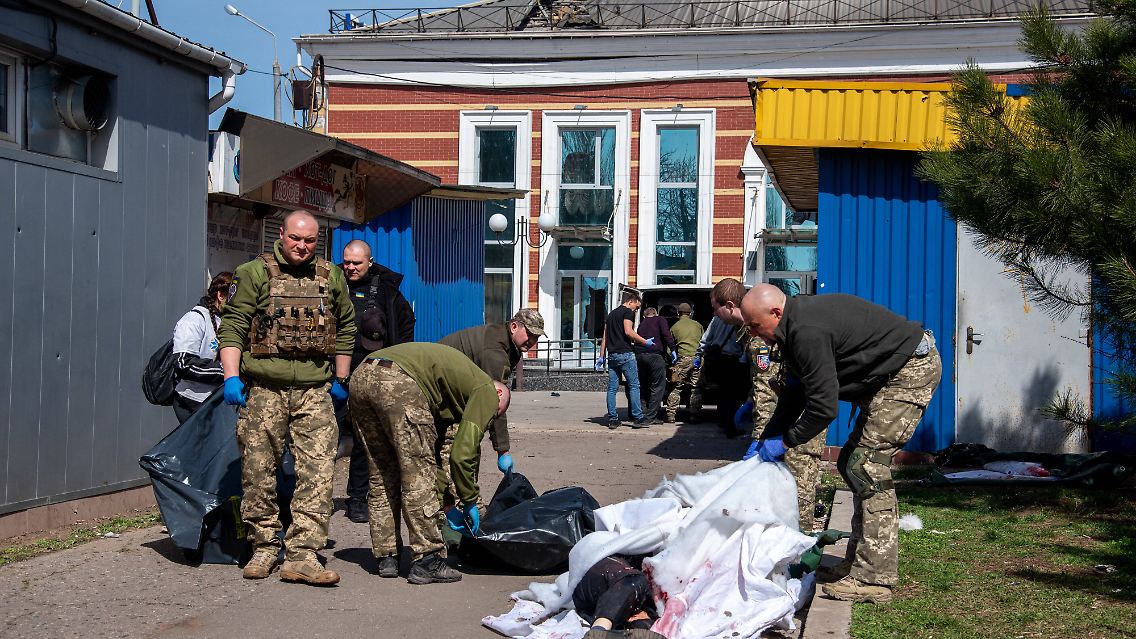 Der Bahnhof von Kramatorsk wurde am Freitag bombardiert, als dort viele ukrainische Flüchtende auf einen Zug Richtung Westen warteten. 52 Menschen wurden nach Behördenangaben getötet.