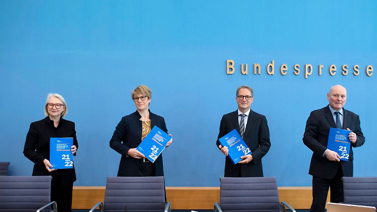 Volker Wieland (2. v. r.) zieht sich aus dem Sachverständigenrat zurück.  