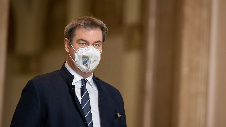 Nach eigenen Angaben hatte Söder noch kurz davor einen negativen Schnelltest gemacht, der PCR-Test sei aber positiv ausgefallen.