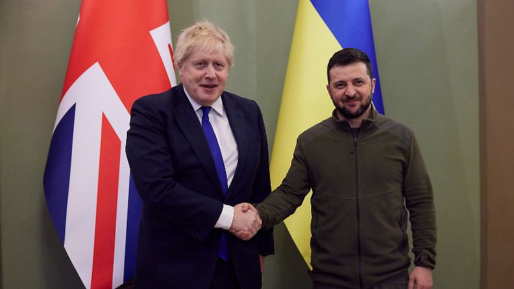 Sein Besuch in der Ukraine soll als ein "Zeichen der Solidarität" verstanden werden: Boris Johnson traf sich mit dem ukrainischen Präsidenten Selenskyj.