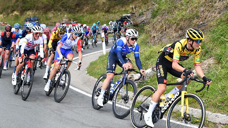 Milan Vader (vorne) während der für ihn so folgenschweren 5. Etappe der Baskenlandrundfahrt.
