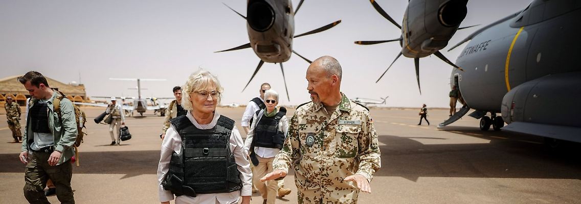 Bundesverteidigungsministerin Christine Lambrecht wird am Flughafen in Gao von Oberst Peter Küpper, dem Kontingentführer des deutschen Einsatzkontingents bei der UN-Mission Minusma, begrüßt.