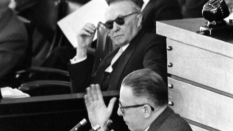 Der spätere Bundespräsident Gustav Heinemann war einer der SPD-Politiker, die Adenauer im Visier hatte (Archivbild aus einer Bundestagsdebatte 1958).