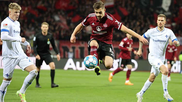 Der Nürnberger Tom Krauß springt zum Ball