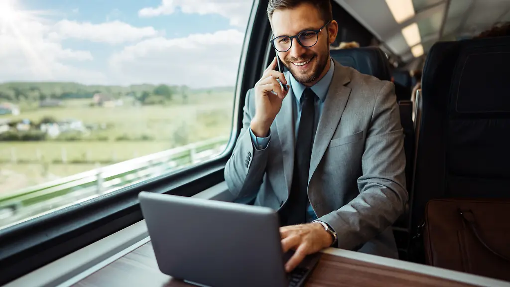 Arbeiten-im-Zug-gehoert-laengst-zum-Alltag-vieler-Dabei-sollten-sensible-Dokument-aber-auch-vor-neugierigen-Blicken-geschuetzt-werden