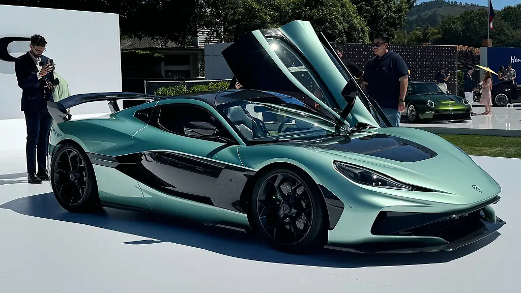 Auf-der-Monterey-Carweek-hat-der-Sportwagenbauer-Rimac-den-Nevera-R-vorgestellt