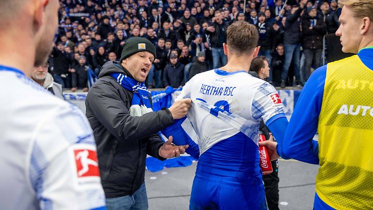 Die Ultras fordern die Trikots der Spieler.