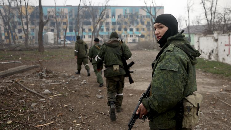 Prorussische Separatisten in der belagerten Stadt Mariupol.