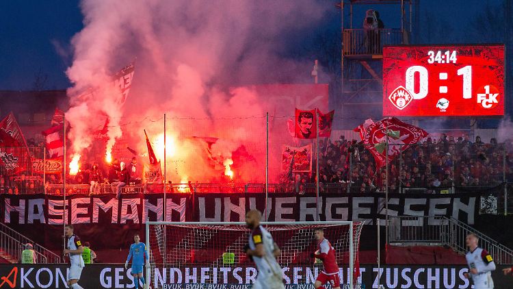 Die Fans des FC Kaiserslautern bejubeln das 1:0 ihres Klubs bei den Würzburger Kickers.