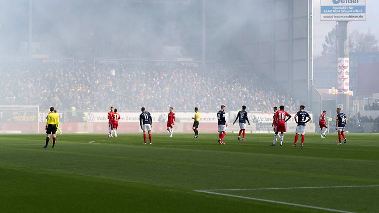 Das Spiel zwischen Kiel und Hamburg wurde wegen Pyrotechnik unterbrochen.