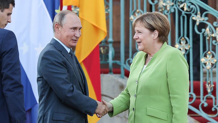 So sieht falsche Energiepolitik aus: Merkel und Putin bei einem Treffen im August 2018.
