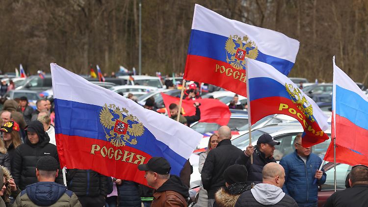 Demonstranten mit russischen Fahnen auf dem Tänzelfestplatz in Kaufbeuren, Ausgangspunkt eines prorussischen Autokorsos.