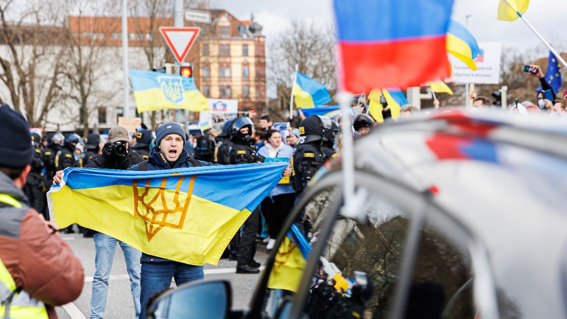Es kam durchaus zu verbalen Auseinandersetzungen zwischen den Teilnehmern der verschiedenen Proteste.