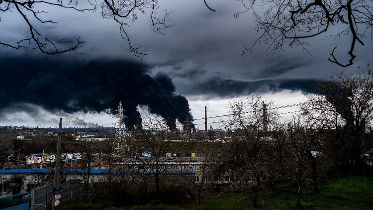 Brennende Öldepots bei Odessa. Die Prognosen der Weltbank stehen auf wackliger Basis. Das tatsächliche Ausmaß des Einbruchs werde von Dauer und Intensität des Krieges abhängen, heißt es. 