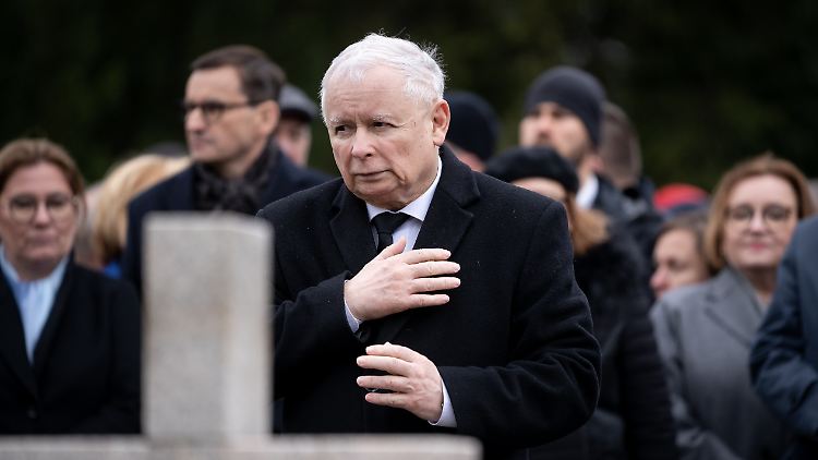 Jaroslaw Kaczynski deutet an, dass Russland hinter dem Flugzeugabsturz steckt, bei dem sein Bruder starb. 