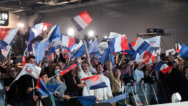Anhänger von Emmanuel Macron jubeln. In Deutschland ist die derzeitige französische Parteienlandschaft schwer zu verstehen. 