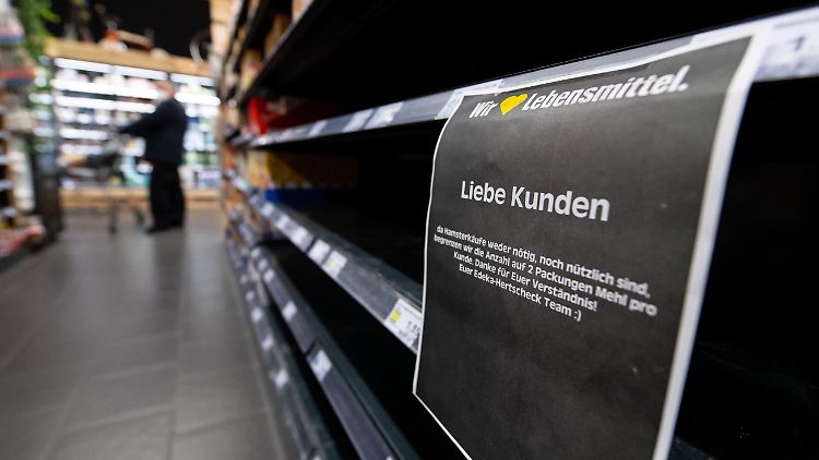 Symbol der zweijährigen Dauerkrise: Die Deutschen hamstern Supermarktregale leer.