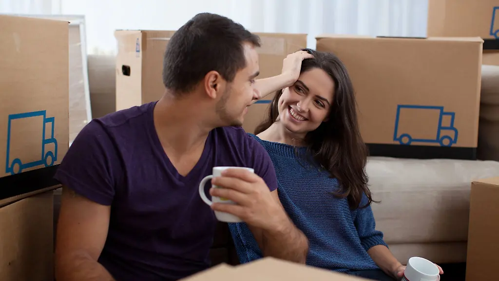 Glueckliche-Ankunft-in-den-neuen-vier-Waenden-Wenn-Paare-zusammenziehen-kann-eine-Checkliste-mit-saemtlichen-zu-erledigenden-Formalitaeten-helfen-den-Ueberblick-zu-behalten