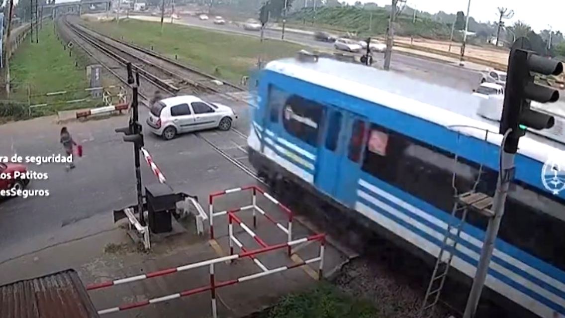 Zugunfall_Mit_Auto.JPG