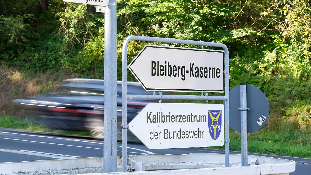 Schilder-weisen-auf-die-Bleiberg-Kaserne-und-das-Kalibrierzentrum-der-Bundeswehr-in-Mechernich-im-Kreis-Euskirchen-hin-Das-Trinkwasser-darf-nach-einem-Sabotageverdacht-wieder-ohne-Einschraenkungen-genutzt-werden