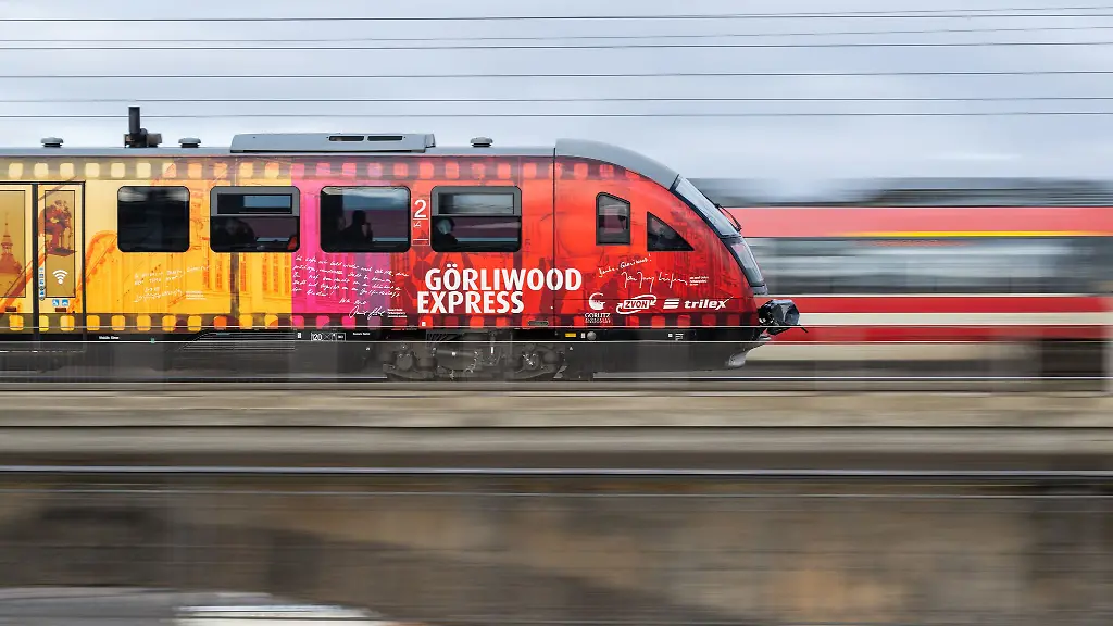 Ein-Trilex-Zug-der-Laenderbahn-auf-dem-Weg-nach-Goerlitz