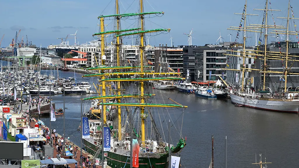Mehr-als-70-Schiffe-bei-den-Maritimen-Tagen-in-Bremerhaven-locken-schaetzungsweise-50-000-Zuschauer-an