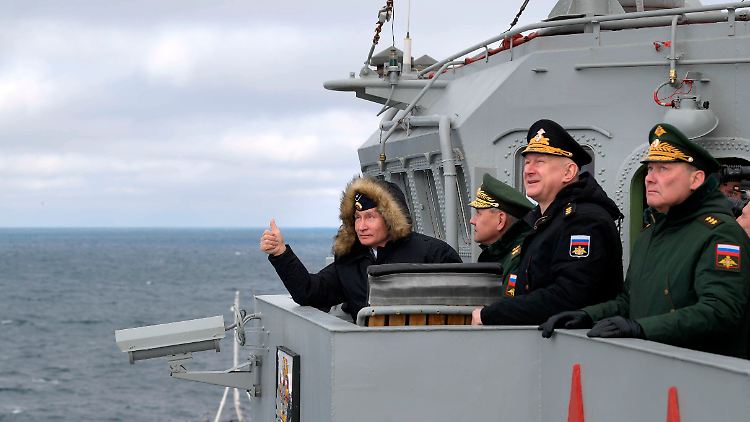 Putin (l.) hat Dwornikow (r.) zum Oberbefehlshaber in Syrien ernannt. (Archivbild von einer Militärübung in der Nähe der Krim.)