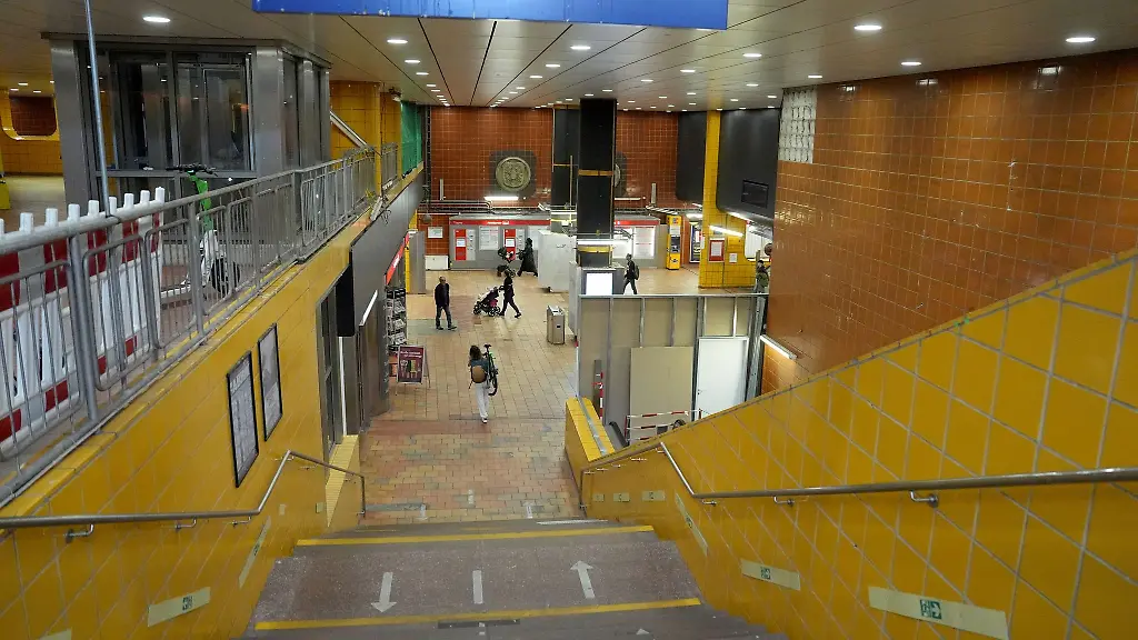 Ein-65-Jaehriger-stuerzt-in-Hamburg-Harburg-in-einem-S-Bahnhof-mit-seinem-Rollstuhl-auf-die-Gleise