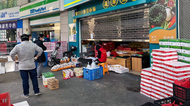 In einigen Teil der Millionen-Metropole Shanghai soll der Lockdown unter strengen Regeln aufgehoben werden. 