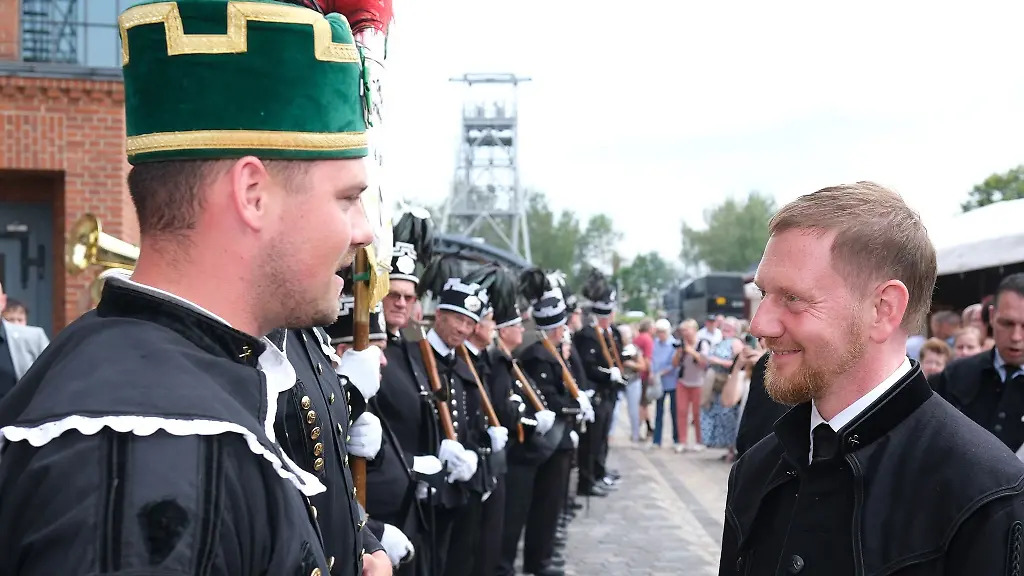 Ministerpraesident-Michael-Kretschmer-CDU-wird-vor-dem-KohleWelt-Museum-Oelsnitz-von-Bergmaennern-zum-Festakt-empfangen
