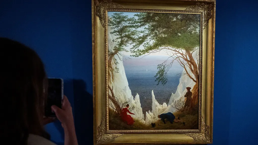 Erstmals-sind-die-Kreidefelsen-auf-Ruegen-im-Geburtsort-Caspar-David-Friedrichs-in-Greifswald-zu-sehen