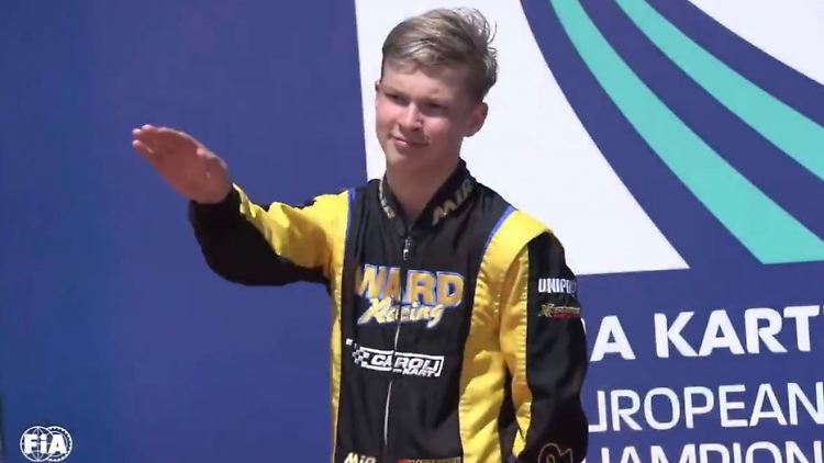 Nach dieser Geste lachte Artjom Sewerjuchin. Antreten durfte er bei der Kart-EM nur, weil der russische Pilot unter italienischer Flagge fährt.