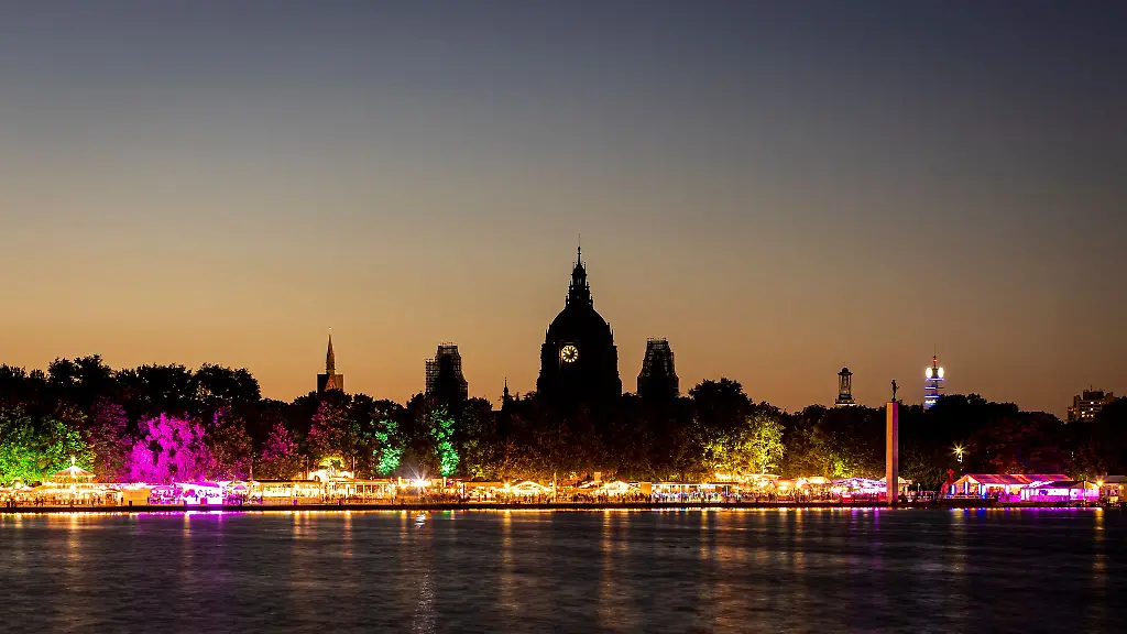 19-Tage-lang-gab-es-entlang-des-Ufers-Konzerte-Shows-und-Talkrunden