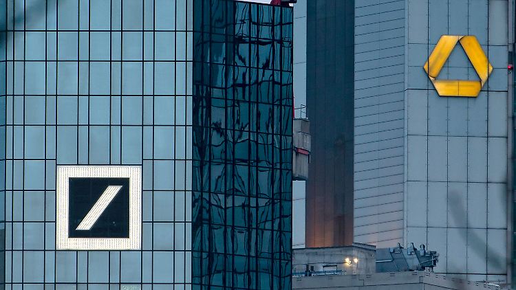 Nach dem US-Hedgefonds Cerberus hat ein weiterer Großinvestor zwei Aktienpakete von Deutscher Bank und Commerzbank abgestoßen.