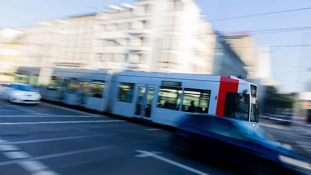 Bei-einem-Zusamenprall-mit-einer-Strassenbahn-wurden-zwei-Maenner-verletzt