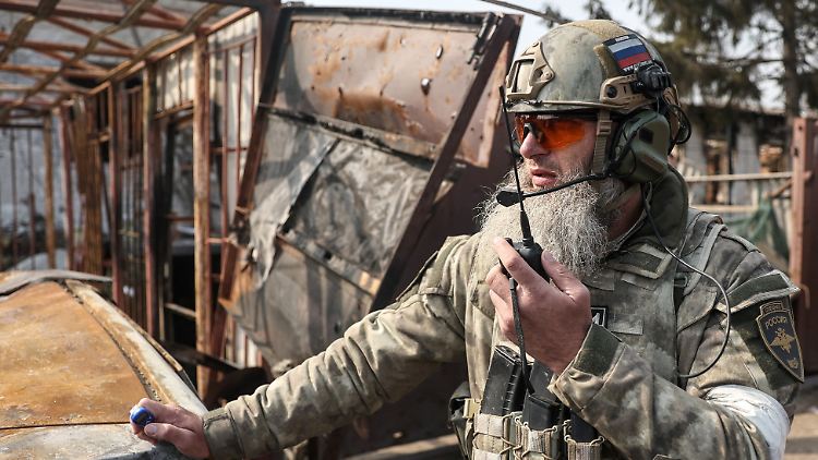 Russische Truppen und Kämpfer der Separatistengebiete haben Mariupol fast vollständig erobert. 