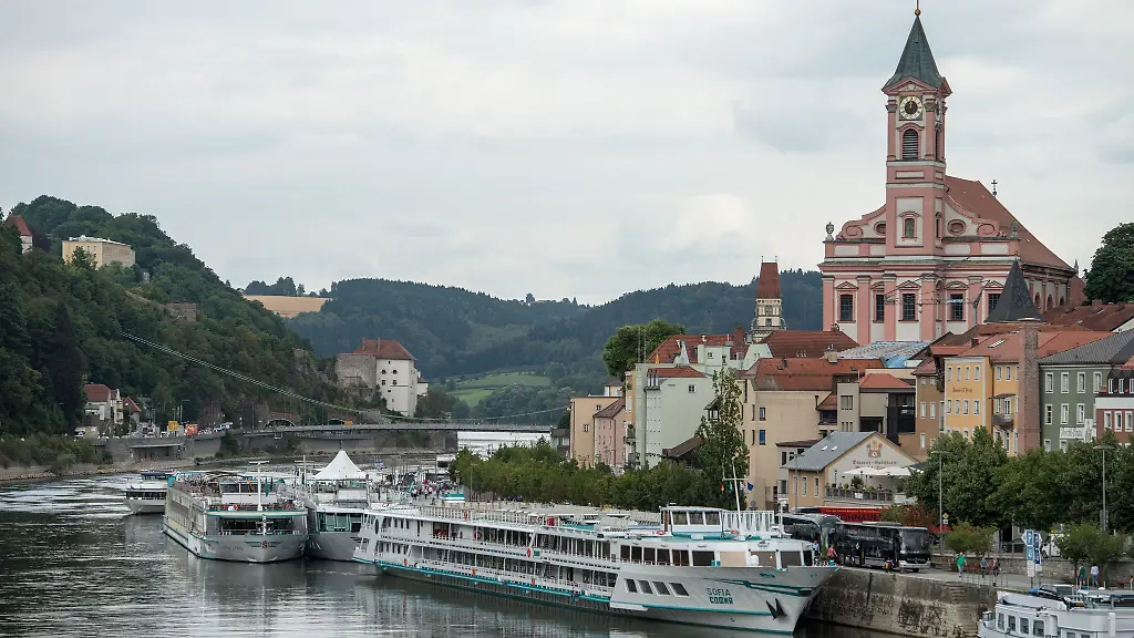 An-der-Donau-laeuft-ein-Boot-auf-Grund