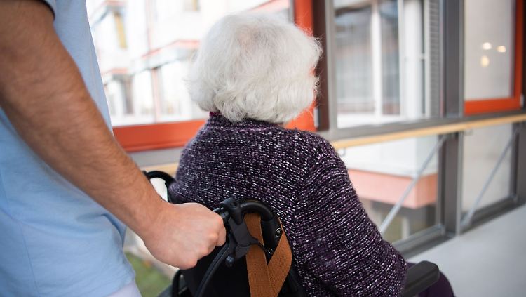 Auch nach Einführung der Impfpflicht hat es nach Verbandsangaben keine breite Kündigunswelle gegeben.