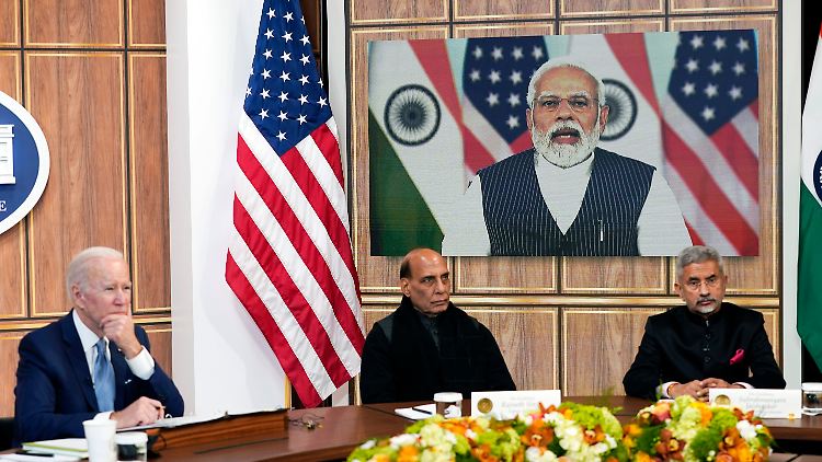 Joe Biden (l), Präsident der USA, nimmt an einem virtuellen Treffen mit Narendra Modi (Bildschirm), Premierminister von Indien, im South Court Auditorium des Weißen Hauses teil, in Begleitung von Rajnath Singh (M), Verteidigungsminister von Indien.