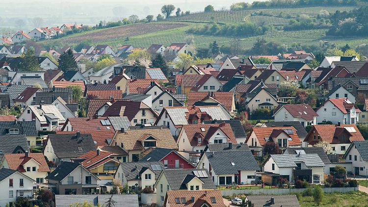 Stolzer Besitzer eines Eigenheims? Dann müssen Sie der Finanzbehörde in diesem Jahr Angaben für die Grundsteuerreform liefern.
