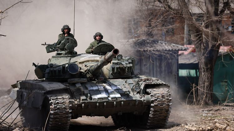 Dieses von der russischen Staatsagentur Tass zur Verfügung gestellte Bild soll einen russischen Panzer auf seinem Weg durch Mariupol zeigen.